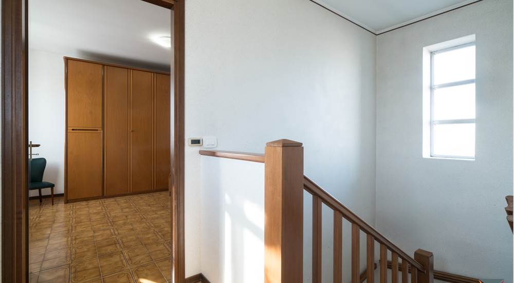 scala e vista stanza matrimoniale