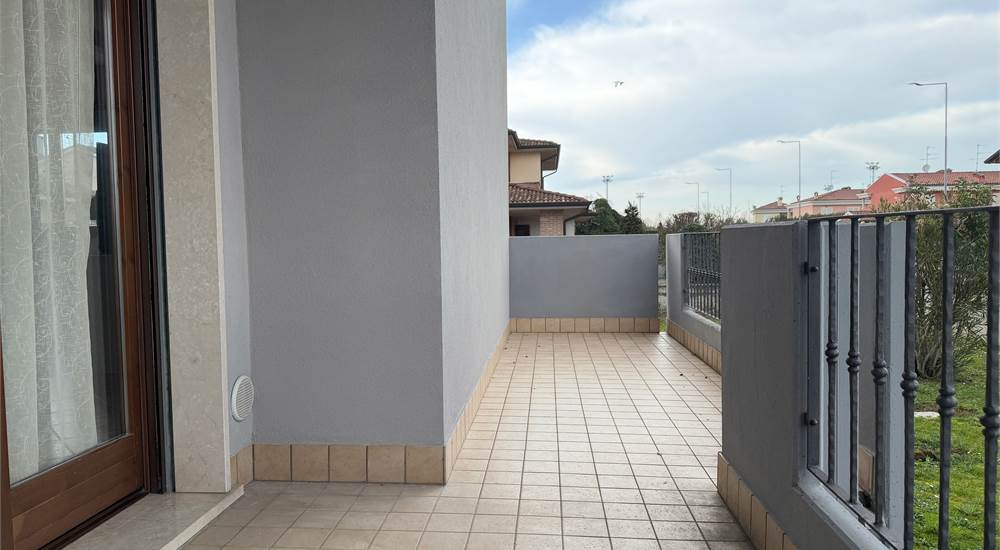 balcone esterno con accesso dal soggiorno