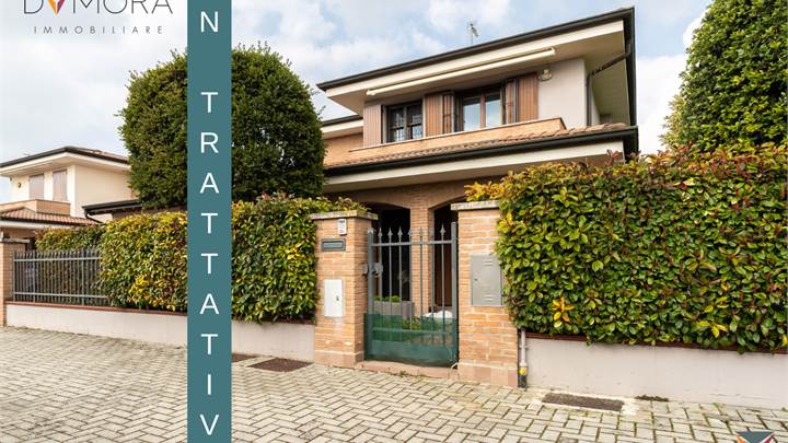 Villetta bifamiliare con giardino 