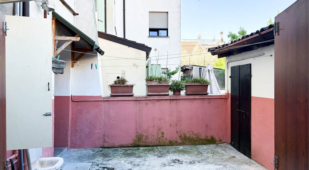 cortile comune con accesso cantina